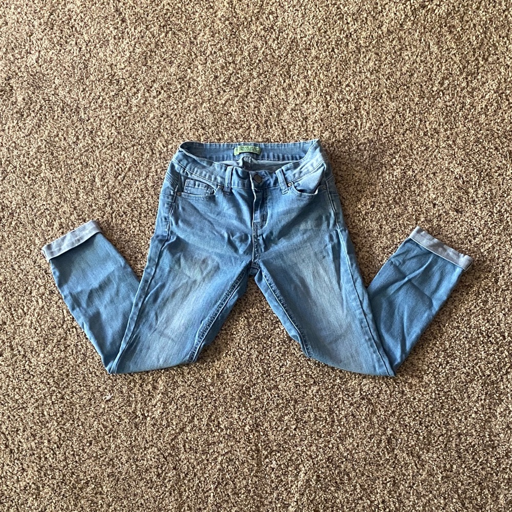 Junior’s Light Wash Push-Up Capri Jeans